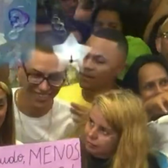 Brunna Gonçalves levou cartazes com recados certeiros para os participantes da Casa de Vidro do 'BBB 23'
