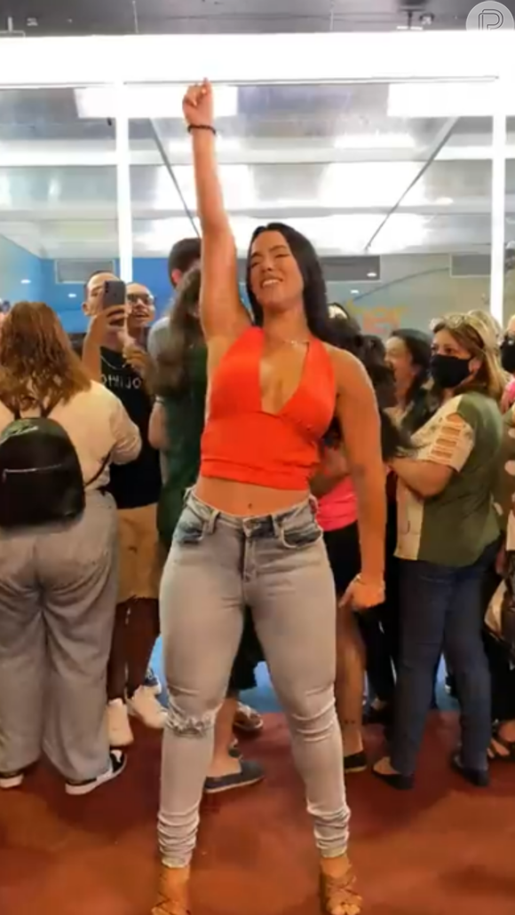 Larissa Tomásia reproduziu o icônico vídeo em que dança hit de Ludmilla em frente à Casa de Vidro do 'BBB 23'