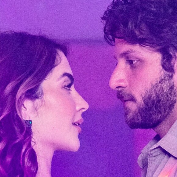 Ari (Chay Suede) e Chiara (Jade Picon) reatam a relação e fazem sexo, na novela 'Travessia'