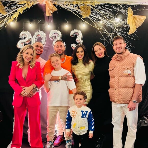 Bruna Biancardi passou o réveillon com os amigos e familiares de Neymar