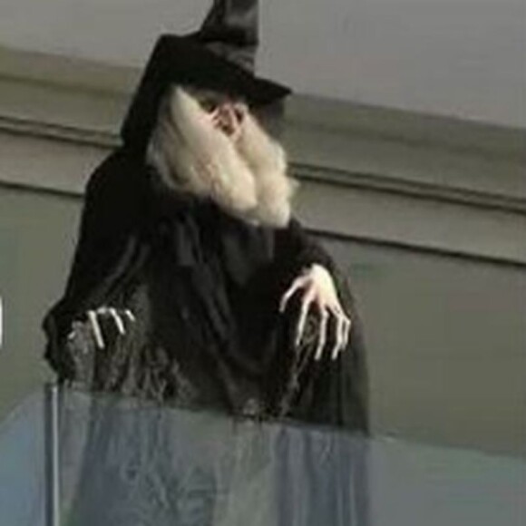 Shakira posicionou uma bruxa em sua varanda, de frente para a casa da ex-sogra