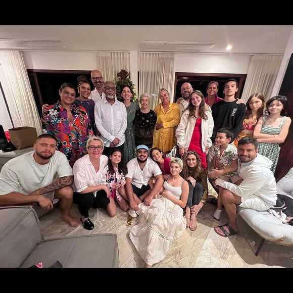 Preta Gil em foto de Natal com a família poucos dias antes de ser internada