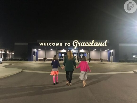 Lisa Marie Presley com as filhas gêmeas, Harper e Finley, na entrada de Graceland, onde a cantora será enterrada