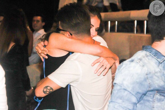 Junior Lima ganha abraço da mulher, Monica Benini, após fazer show em São Paulo