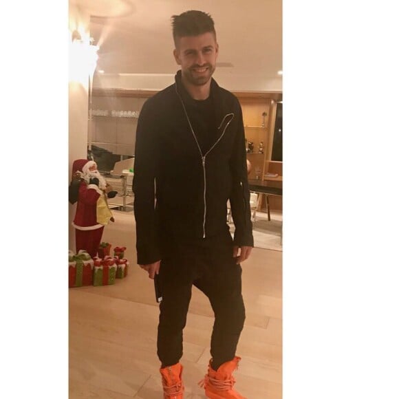 Gerard Piqué fechou a cara e ignorou todas as perguntas feitas pelos paparazzi que estavam no local