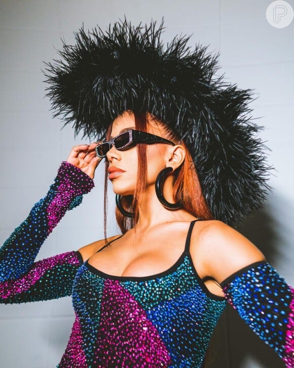 A cantora Anitta usou macacão e óculos de sol grifados para cantar no BBB 23