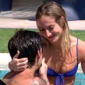 BBB 23: Momentos antes da festa, Bruna Griphao e Gabriel trocaram carinhos na piscina da casa