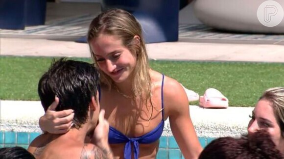 BBB 23: Momentos antes da festa, Bruna Griphao e Gabriel trocaram carinhos na piscina da casa