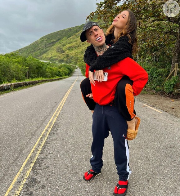 A atriz Mel Maia, de 18 anos, compartilha momentos espontâneos do namoro com MC Daniel no Instagram