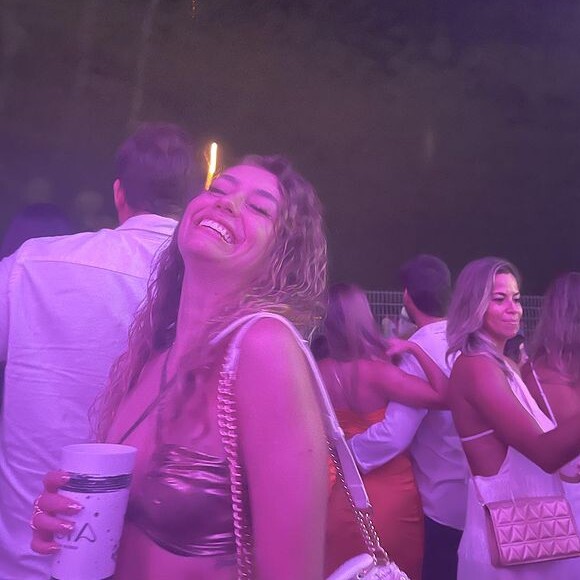 Rafael Cardoso e Vivian Linhares andaram de mãos dadas e trocaram carinhos em evento na Marina da Glória no Rio de Janeiro em janeiro de 2023