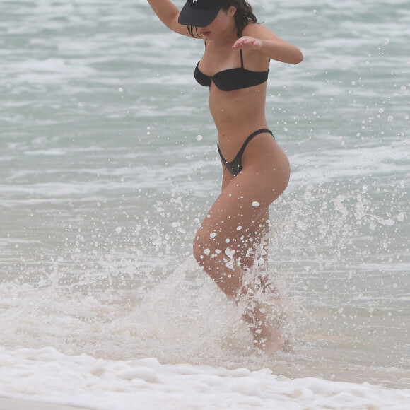De biquíni, Jade Picon correu das ondas durante passeio na praia
