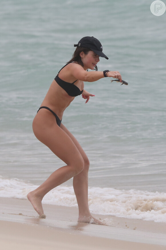 Jade Picon viveu um momento inusitado na praia nesta terça-feira (24)