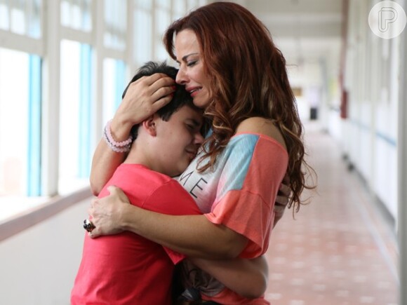 Naná (Viviane Araújo) vai visitar o menino na casa de acolhimento e descobre que ele já foi escolhido por outra família