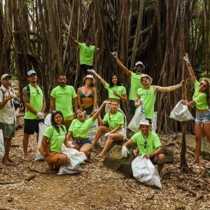 Grazi Massafera e Marlon Teixeira, ao lado de outros famosos, ajudaram a recolher o lixo nas areias de Noronha