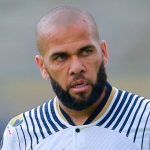 Inicialmente, Daniel Alves gravou um vídeo negando conhecer a jovem