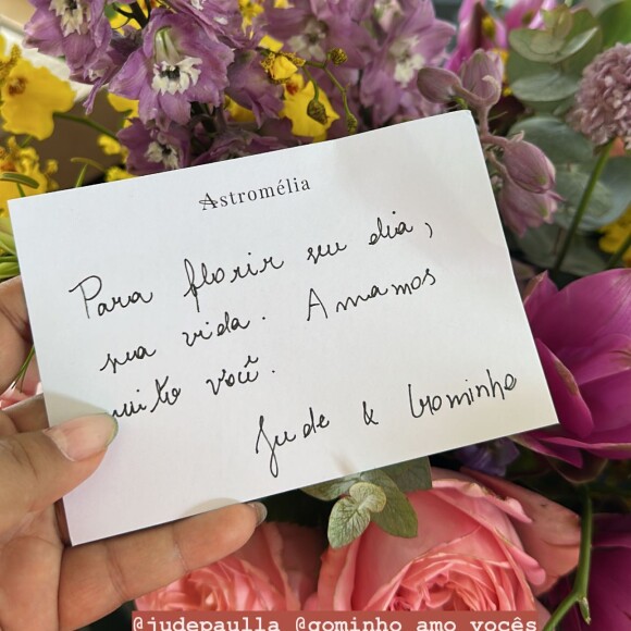 Casa de Preta Gil está tomada por flores e bilhetinhos carinhosos de fãs e amigos
