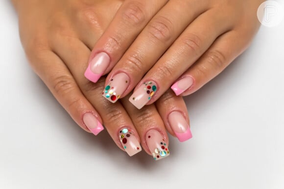 Unhas decoradas em rosa para o Carnaval: aqui, o a nail art ficou delicada com a francesinha