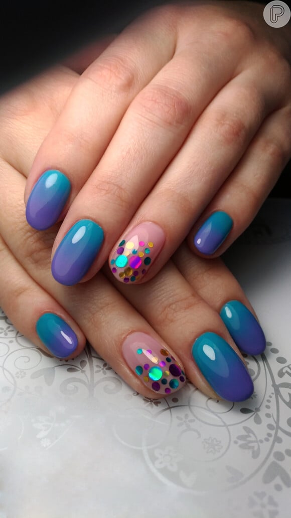 Unhas para Carnaval: nail art mistura degradê e confetes aplicados a uma das unhas