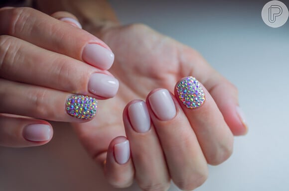 Unhas decoradas com strass são opção marcante para usar no Carnaval