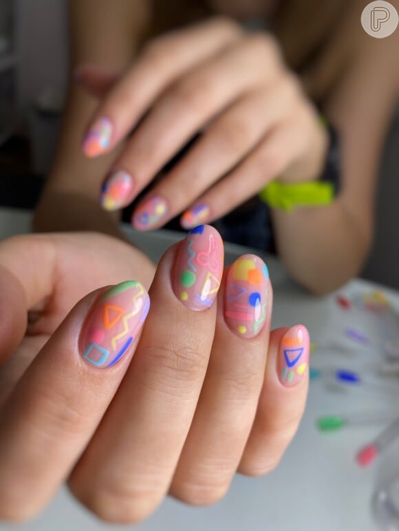 Unhas decoradas com motivo geométrico e multicolorido é outra possibilidade para o Carnaval