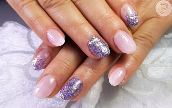 Unhas com glitter lilás: quem ama uma nail art delicada vai adorar essa inspiração para o Carnaval