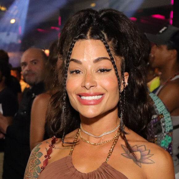 Aline Campos curtiu apresentação de Anitta dos ensaios de Carnaval