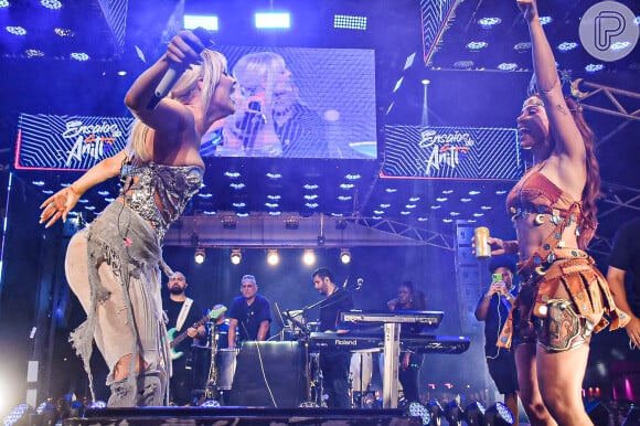 Ao lado de Luísa Sonza, Anitta o público em show em Pernambuco
