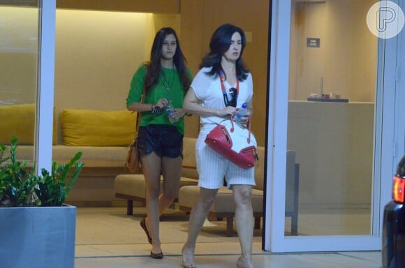 Fátima Bernardes passeia com a filha em shopping no Rio