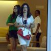 Fátima Bernardes deixa shopping da Barra da Tijuca na companhia da filha Beatriz, no Rio