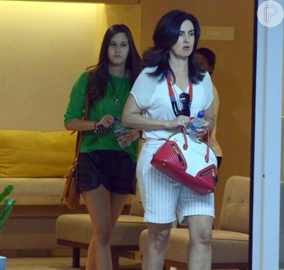 Fátima Bernardes exibe cabelos maiores e repicados em ida ao shopping no Rio