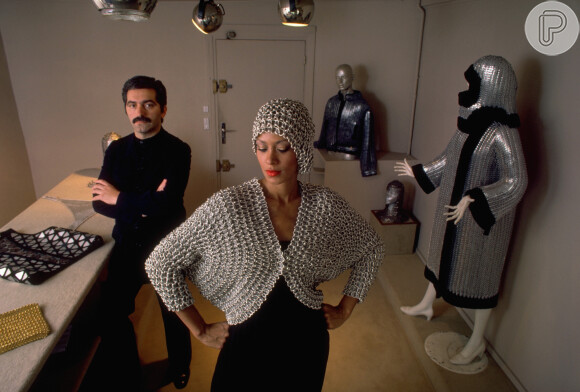 O estilista Paco Rabanne fez história do mundo da moda ao inovar nos materiais usados nas roupas 
