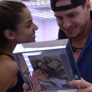 Gustavo mostrou as fotos de sua família para Key