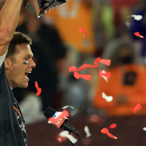 O ídolo do futebol americano Tom Brady anunciou, nesta quarta-feira (01), que vai deixar os campos