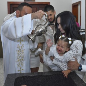 Filha mais velha de Virgínia Fonseca e Zé Felipe, Maria Alice roubou a cena no batizado