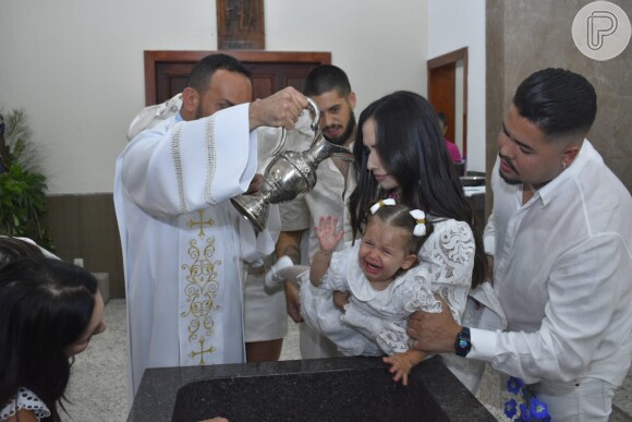 Filha mais velha de Virgínia Fonseca e Zé Felipe, Maria Alice roubou a cena no batizado
