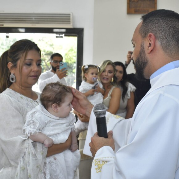 Maria Flor, filha caçula de Virgínia Fonseca e Zé Felipe, sendo batizada