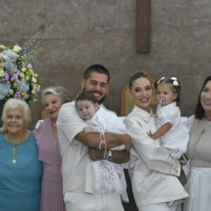 Virgínia Fonseca e Zé Felipe com as filhas, os pais e avós do cantor e a mãe da influencer
