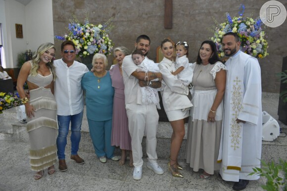 Virgínia Fonseca e Zé Felipe com as filhas, os pais e avós do cantor e a mãe da influencer
