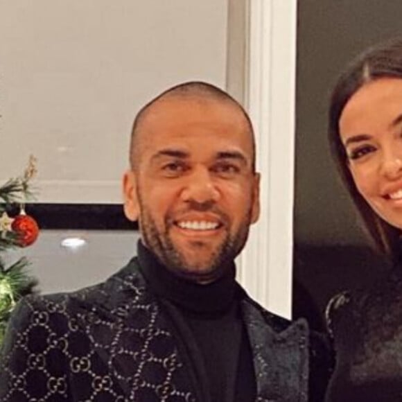 Daniel Alves recebeu pela primeira vez a visita da mulher, Joana Sanz, em presídio da Espanha