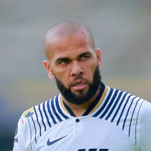 Daniel Alves perdeu o contrato com o Pumas, do México, por conta da prisão