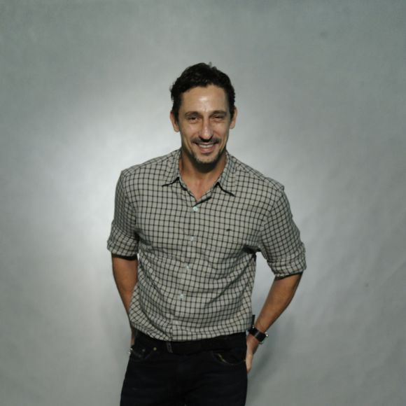 Faltando um mês para a estreia, Tuca Andrada não possui mais um centavo para finalizar a produção do espetáculo