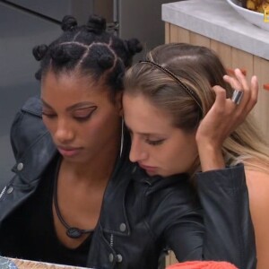 BBB 23: Tina recebeu apoio de Bruna Griphao após ser emparedada