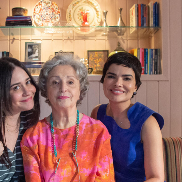 No hospital, Cidália (Cassia Kis) recebe a visita de Cotinha (Ana Lúcia Torre) e Leonor (Vanessa Giácomo), na novela 'Travessia'