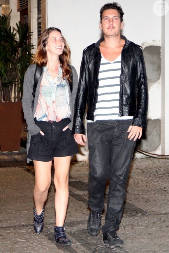 Nathalia Dill passeia com o namorado, Caio Sóh, pelas ruas do Leblon, no Rio de Janeiro, em 28 de março de 2013