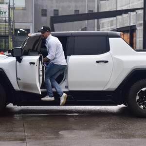Felipe Titto é dono de um Hummer EV, avaliado em R$ 2,3 milhões