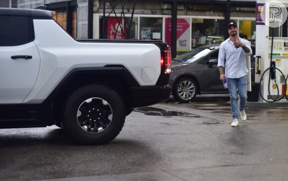 Felipe Titto foi fotografado com carro de luxo indo a loja de conveniência comprar energético