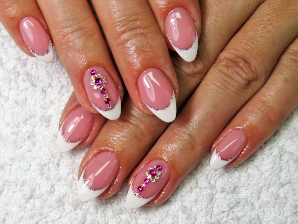 Foto: Unhas decoradas com francesinha e strass cor de rosa: a nail art ...