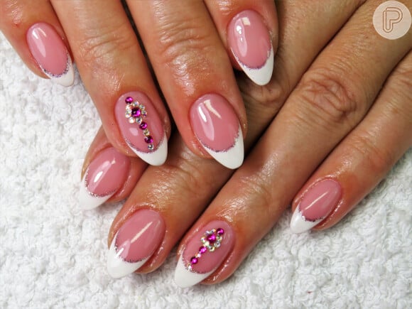 Unhas decoradas com francesinha e strass cor de rosa: a nail art dessa foto combina um clássico ao brilho