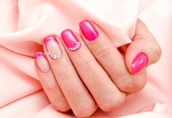Unhas decoradas em rosa para o Carnaval: francesinha foi combinada com pedrinhas de strass nessa nail art