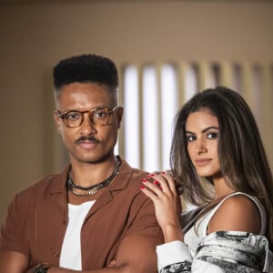 Na novela 'Vai na Fé', Érika (Letícia Salles) e Anthony (Orlando Caldeira) tentam ver em foto de Gisela (Sofia Starling) e Lui Lorenzo (José Loreto) algo que possa 'incriminar' o cantor. 'Ele praticamente tá fugindo dela. Era para ser 'Verdades Secretas', mas parece 'Tom e Jerry'', zomba o jornalista